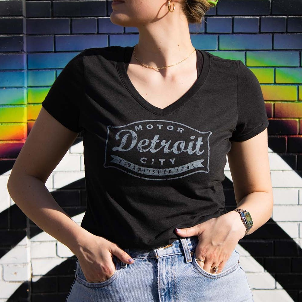 Ladies Relaxed V-neck Detroit Buckle T-shirt - Heather Black